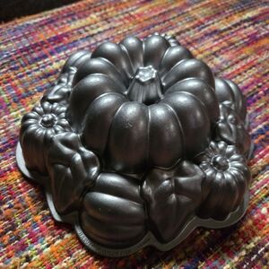 Nordic Ware Pumpkin Harvest Bundt Pan Discontinued EXCELLENT used condition